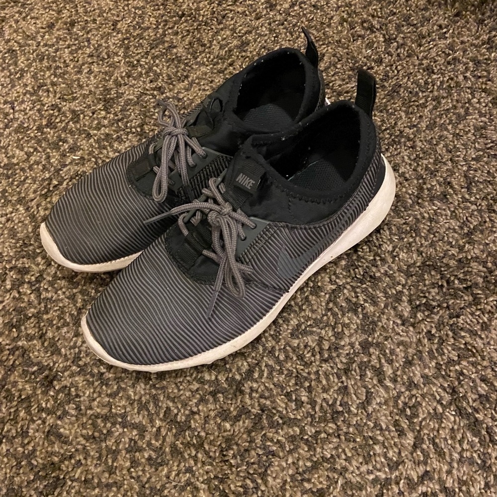 Black Nike slip-on sneakers